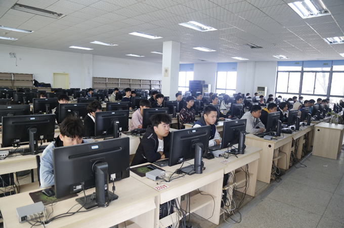 不负韶华 砥砺前行——武汉江南技术学校期中考试总结及表彰大会
